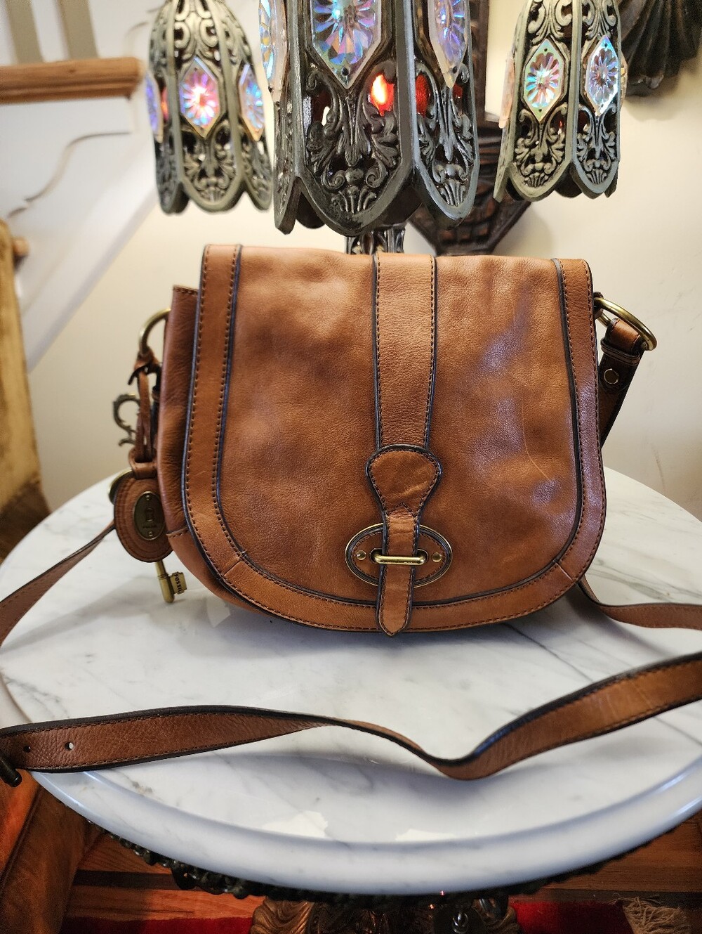 Fossil Leather Crossbody Saddle Bag Brown Key Charm Flap Purse Adjustable Strap - Picture 2 of 16